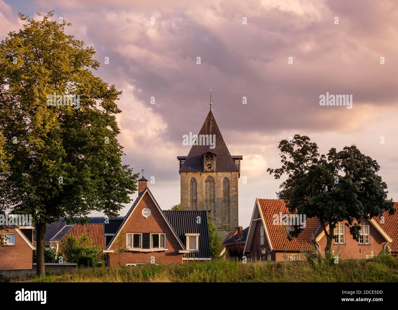 Die alte Kirche in der niederländischen Stadt Delden. Sie stammt aus dem zwölften Jahrhundert und war eine katholische Kirche, die dem Heiligen Blasius geweiht war Stockfoto