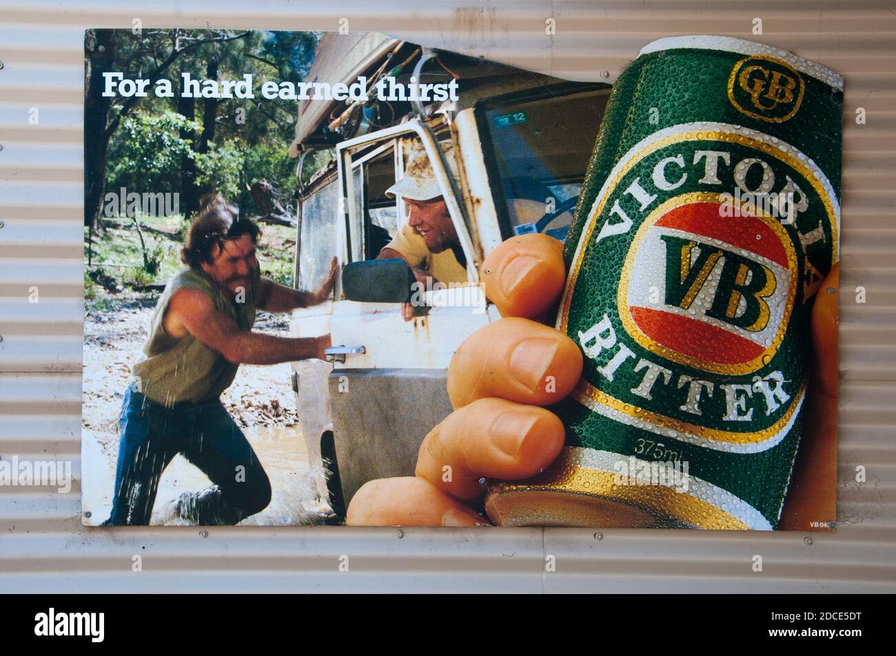 Bierwerbung im ländlichen Victoria, Australien, stachelt unverschämt altmodische männliche Tugenden harter Arbeit und Mattigkeit. Stockfoto