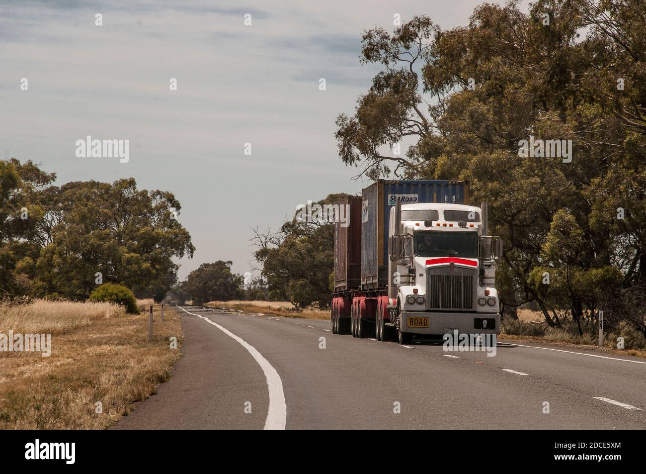B-Doppel-Kombi-LKW (Traktor oder Prime Mover plus 2 Sattelauflieger) auf dem Calder Highway in der Nähe von Charlton, Victoria, Australien Stockfoto B-Doppel-Kombi-LKW (Traktor oder Prime Mover plus 2 Sattelauflieger) auf dem Calder Highway in der Nähe von Charlton, Victoria, Australien Stockfoto