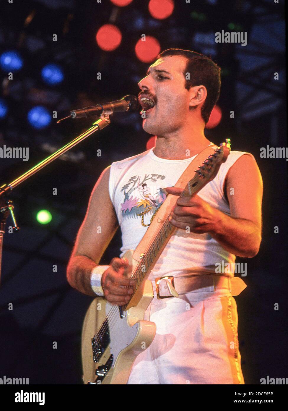 Die britische Rockband Queen im Konzert im Råsunda Fußballstadion, Stockholm, Schweden 7. Juni 1986: Freddie Mercury Stockfoto