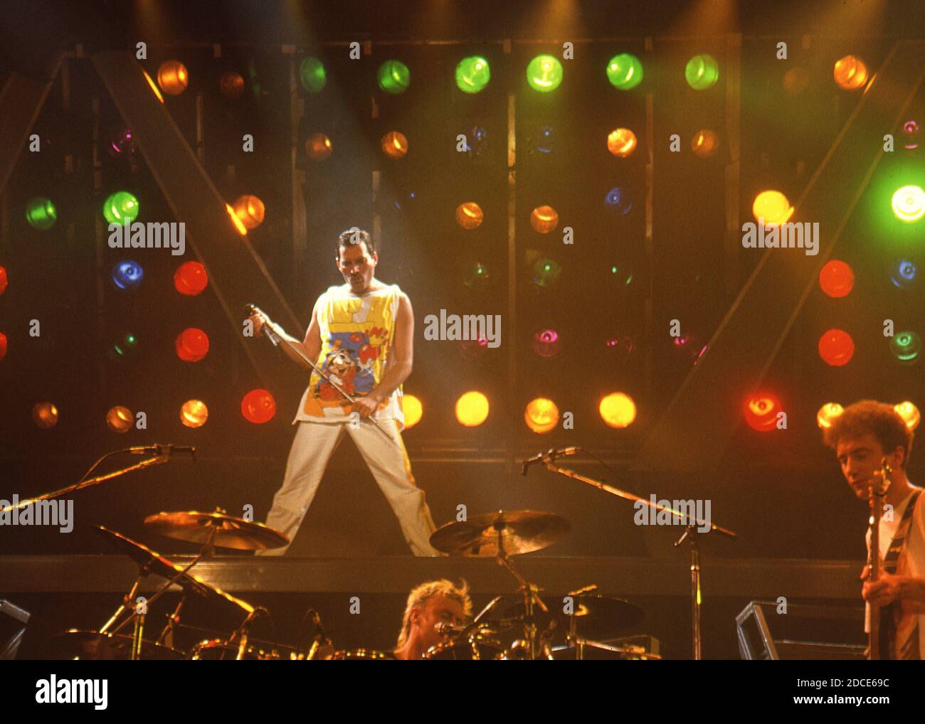 Die britische Rockband Queen im Konzert im Råsunda Fußballstadion, Stockholm, Schweden 7. Juni 1986: Freddie Mercury Stockfoto