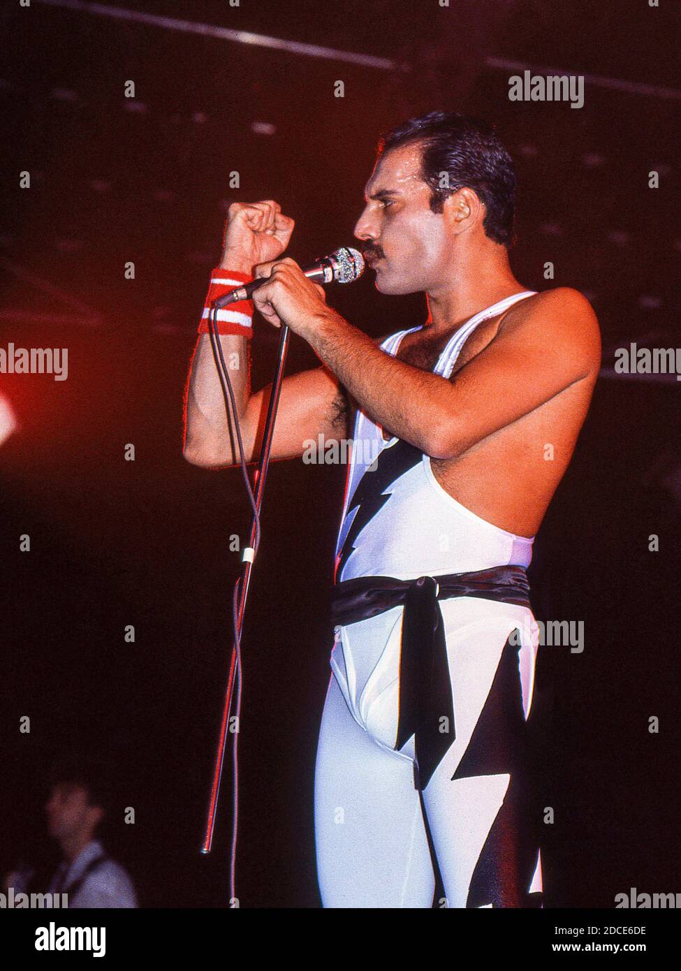 Die britische Rockband Queen im Konzert in der Wembley Arena, London 4.9.1984: Freddie Mercury Stockfoto