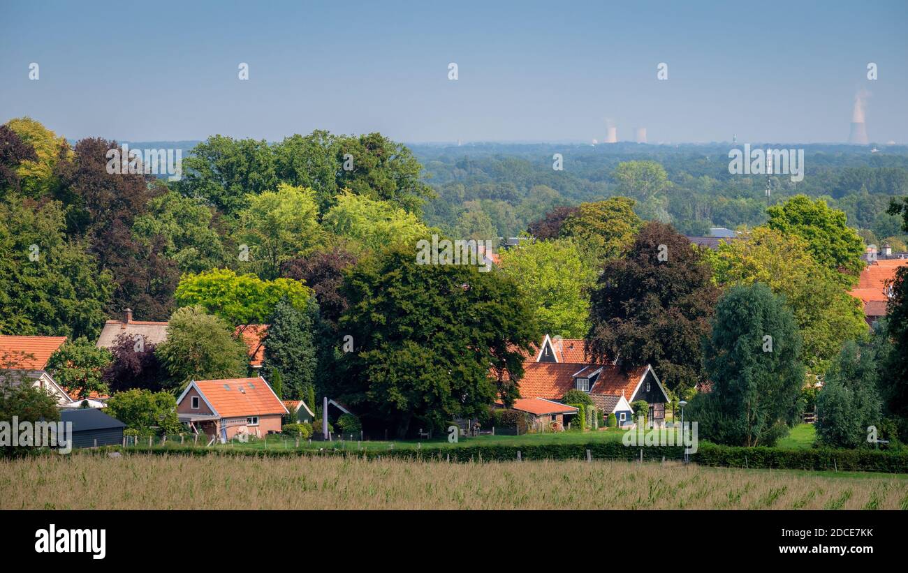 Niederländisches Ackerland der Region Twente (Provinz Overijssel, Niederlande) am Rande des Dorfes Ootmarsum Stockfoto