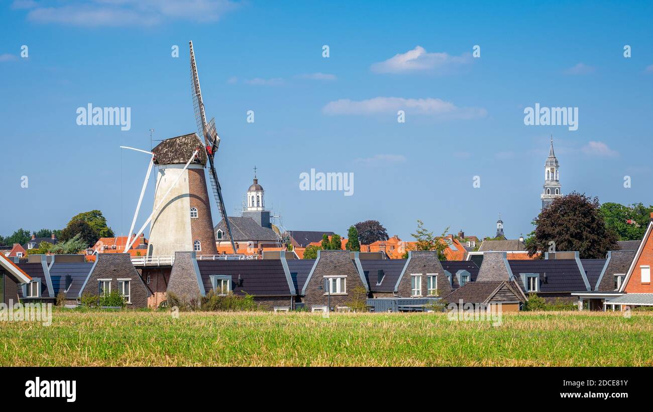 Die Skyline des Dorfes Ootmarsum mit dem Mehl Mühle und der katholischen Simon und Judas und protestantischen Kirche Türme Stockfoto
