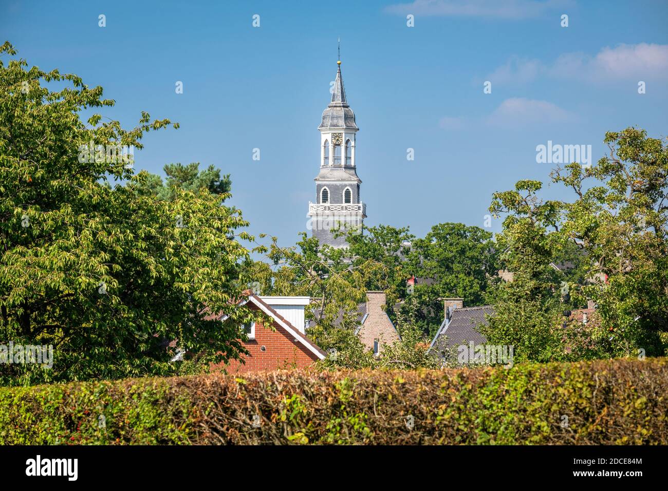 Die Skyline des Dorfes Ootmarsum mit dem berühmten Simon und Judas Kirchturm. Es liegt in der Nähe der deutschen Grenze Stockfoto