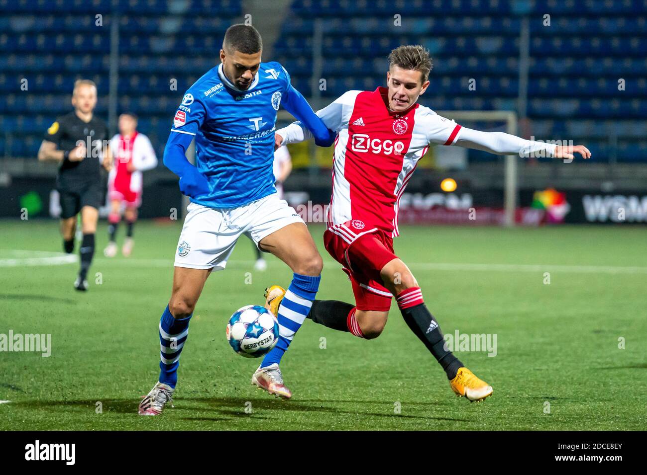 DEN Bosch, Niederlande. 20. Nov, 2020. Fußball, niederländische Jupiler Liga, Saison 2020/2021, FC Den Bosch Spieler Christophe van Zutphen (L), Jong Ajax Spieler Victor Jensen (R) während des Spiels Den Bosch - Jong Ajax Credit: Pro Shots/Alamy Live News Stockfoto