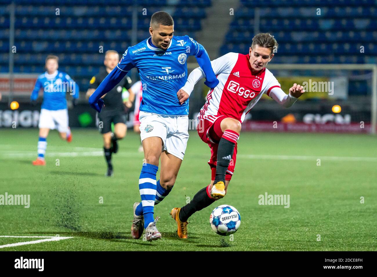 DEN Bosch, Niederlande. 20. Nov, 2020. Fußball, niederländische Jupiler Liga, Saison 2020/2021, FC Den Bosch Spieler Christophe van Zutphen (L), Jong Ajax Spieler Victor Jensen (R) während des Spiels Den Bosch - Jong Ajax Credit: Pro Shots/Alamy Live News Stockfoto