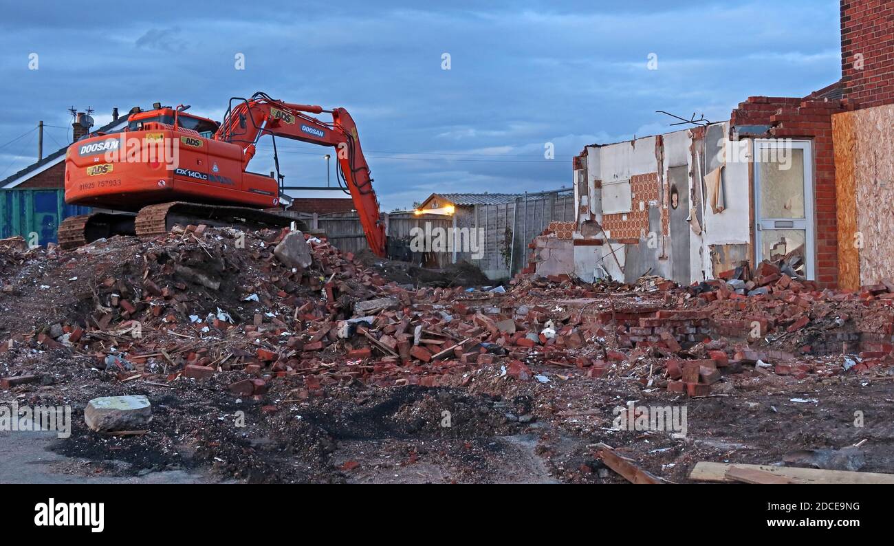 Abriss eines Hauses, Thelwall New Road, Thelwall, Warrington, Cheshire, England, UK, WA4 2HY Stockfoto