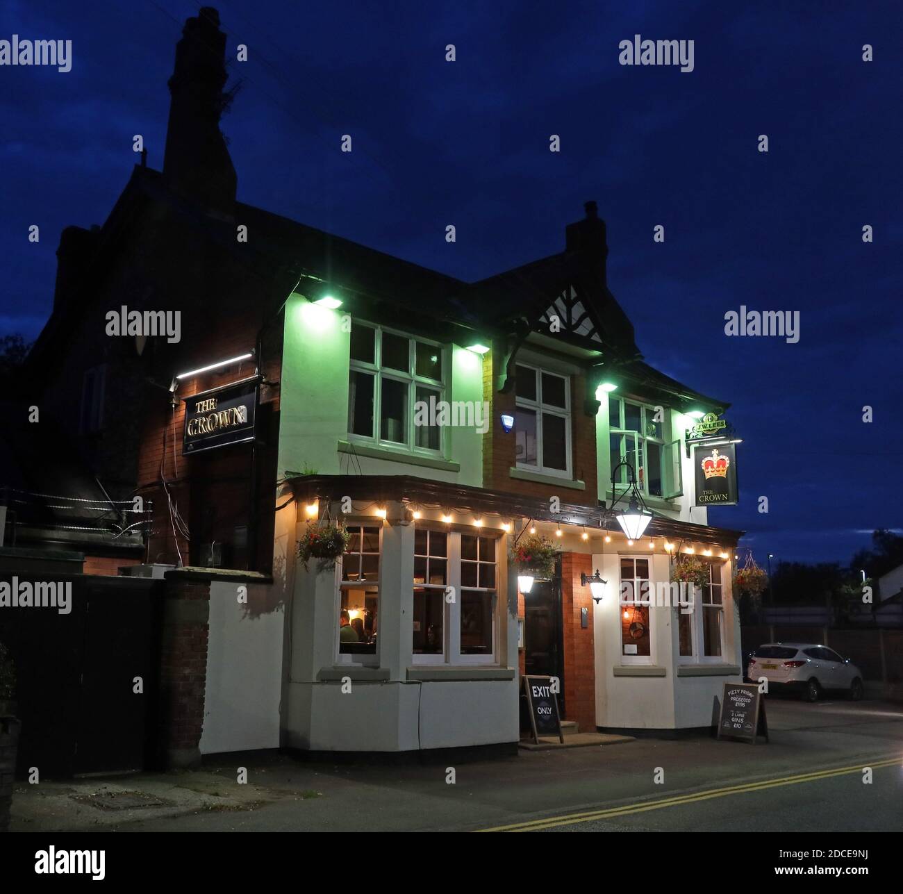 The Crown Pub, Bar, 15 Stände Hill, Lymm, Warrington, Cheshire, England, Großbritannien, bei Sonnenuntergang Stockfoto