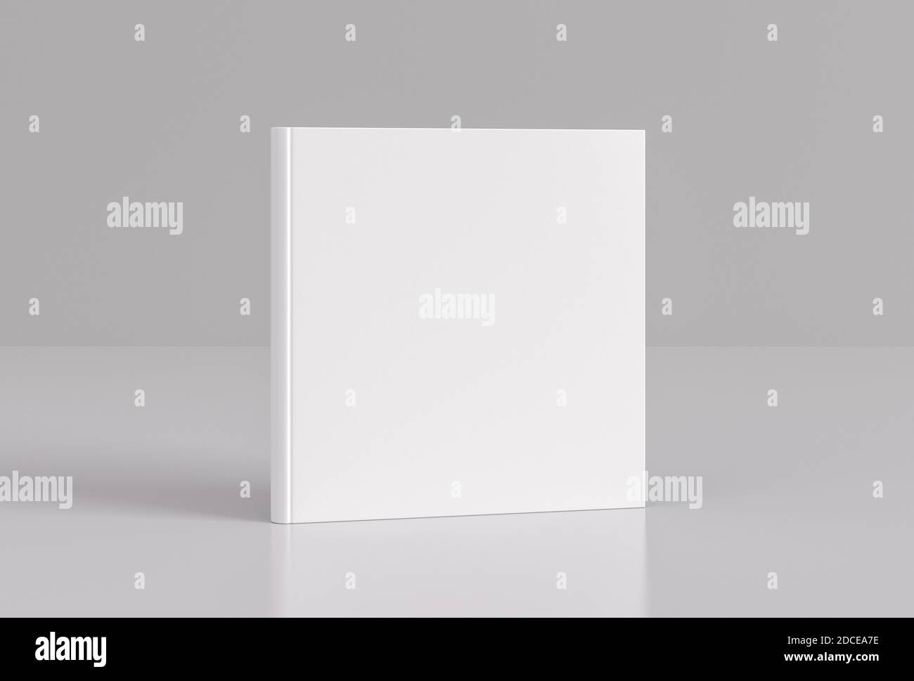 Hardcover quadratisches weißes Mockup-Buch, das auf weißem Hintergrund steht Stockfoto