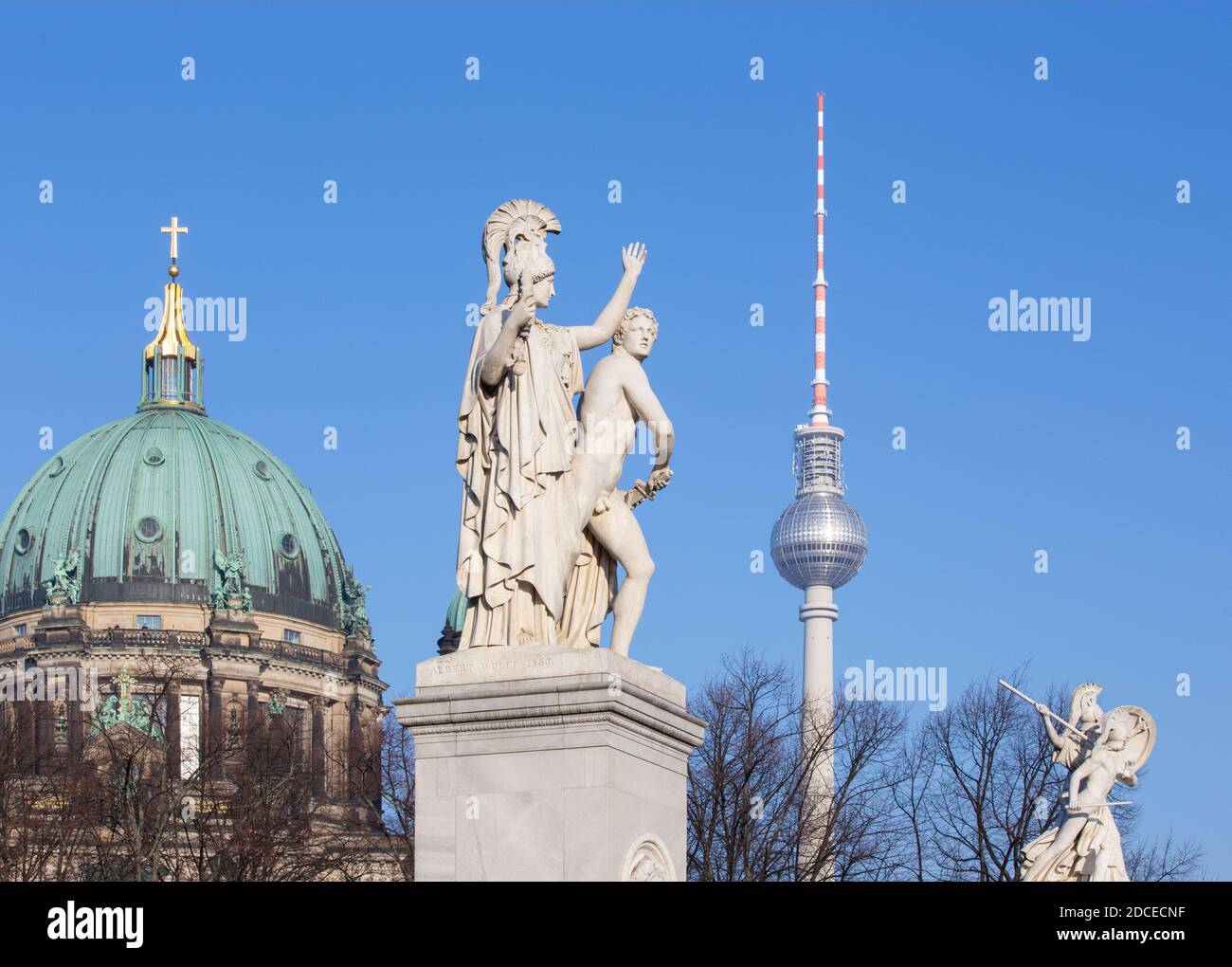 BERLIN, Deutschland, Februar - 13, 2017: Die Skulptur auf der Schlossbruecke - führt Athena den jungen Krieger in den Kampf (Pallas Athene Führt Den jun Stockfoto