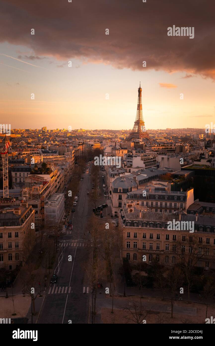 Der weltberühmte Eiffelturm vom Dach des Triumphbogens (Triumphbogen) im Zentrum von Paris, Frankreich. Stockfoto
