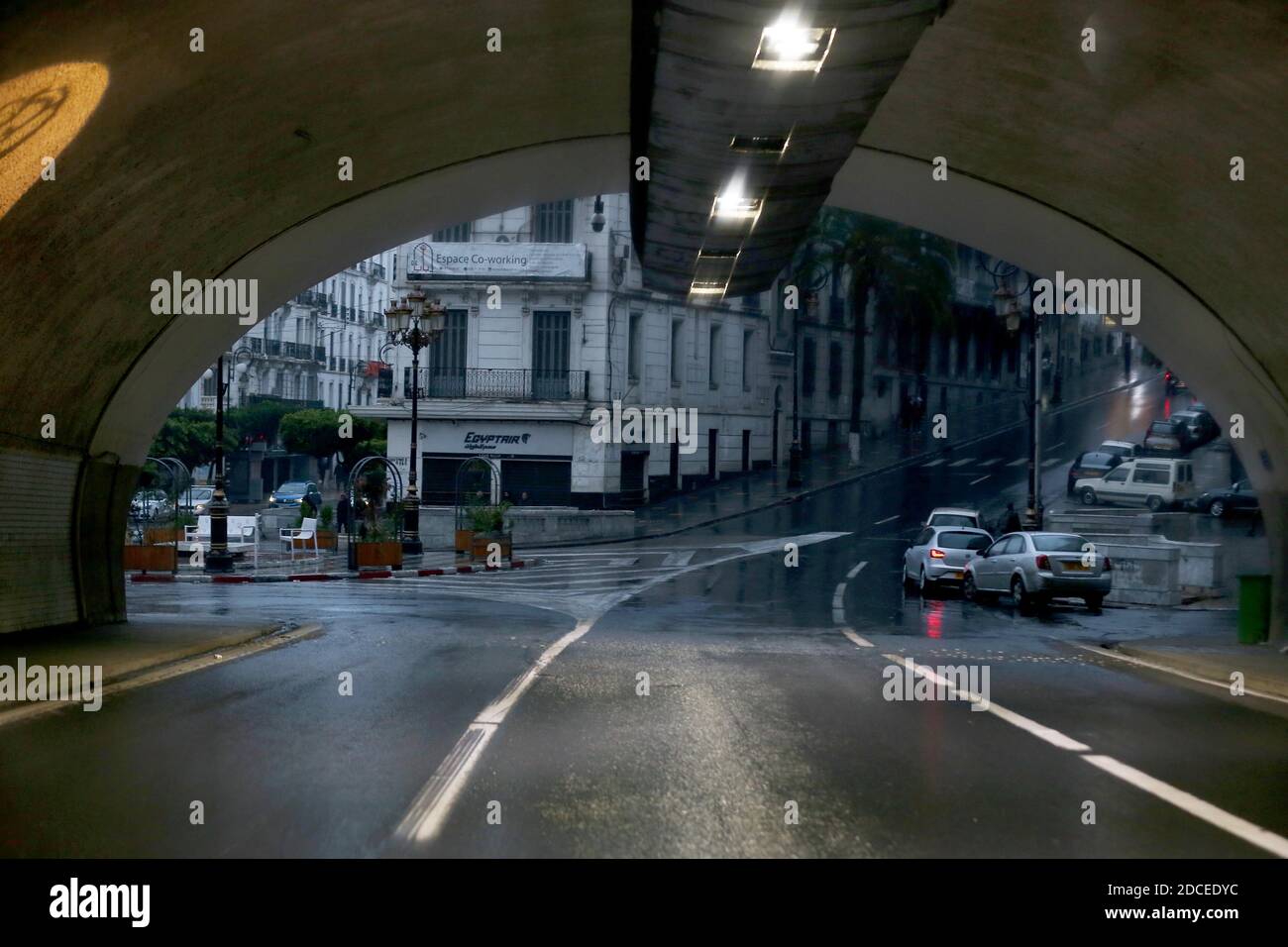 Algier. November 2020. Das Foto vom 20. November 2020 zeigt eine leere Straße in der Innenstadt von Algier, Algerien. In Algerien stieg die Zahl der Coronavirus-Infektionen am Freitag um 1,103 auf 72,755 mit 2,239 Todesfällen und 47,641 Genesungen. Quelle: Xinhua/Alamy Live News Stockfoto