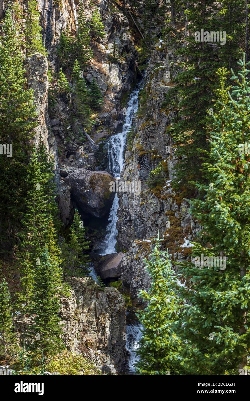 Wasserfall unterhalb des Lower Blue Lake, Blue Lakes Trail, Uncompahgre National Forest, Ridgway, Colorado. Stockfoto