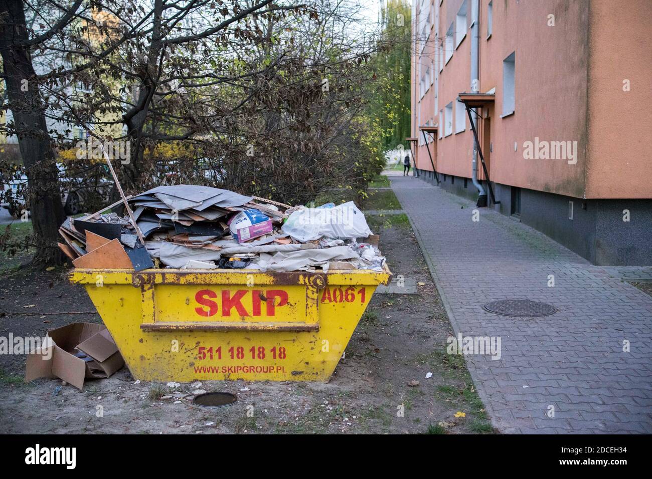 Posen, Wielkopolska, Polen. November 2020. Alltag während einer Coronavirus-Pandemie in Posen, Polen. Ganz Polen ging ab dem 24. Oktober in die Rote Zone, was neue Beschränkungen gegen Covid-19 bedeutete, die noch in Kraft sind. Auf dem Bild: Manche Leute finden Zeit, ihre Wohnungen zu renovieren. Quelle: Dawid Tatarkiewicz/ZUMA Wire/Alamy Live News Stockfoto