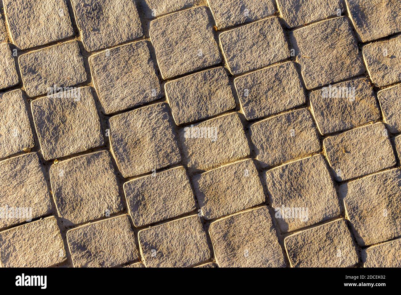 Stein gepflasterten Weg, diagonale Richtung mit Seitenlicht Stockfoto