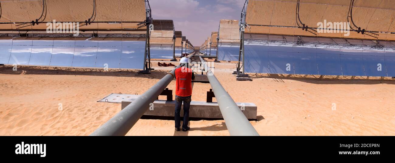 Madinat Zayed, Abu Dhabi/VAE - Okt 25 2011: Spaziergang durch die Baustelle für konzentrierte Solarstromerzeugung in der Wüste Stockfoto