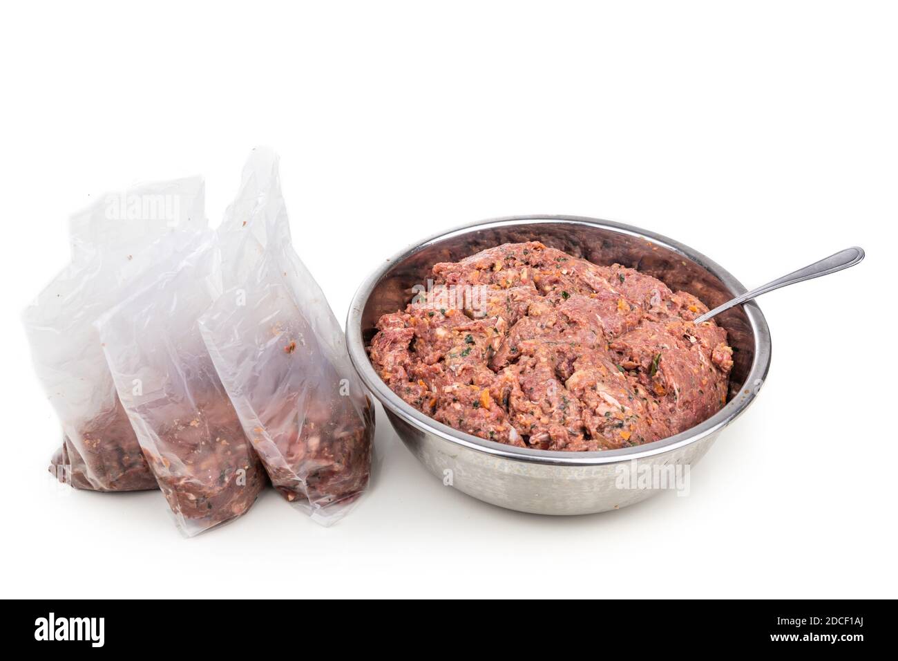 Hackbarsch Rohfutter Rezept für Hunde bestehend aus Fleisch, Organe, Fisch, Eier und Gemüse werden zum Einfrieren für den späteren Verzehr verpackt Stockfoto