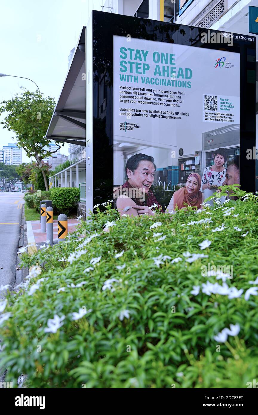 Singapur - Nov 20, 2020: Busschutzwerbung als Teil der aktuellen landesweiten Kampagne zu Impfungen und zur Verteidigung gegen durch Impfstoffe vermeidbare Krankheiten. Stockfoto