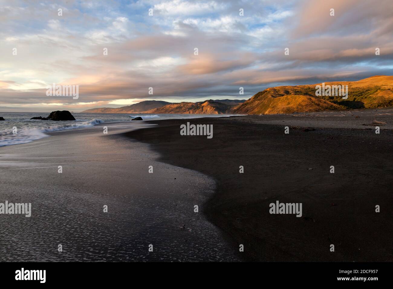 Surfline bei Sonnenuntergang am Mattole Beach in Humboldt County, Kalifornien. Stockfoto