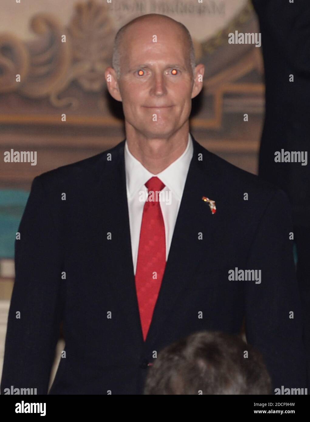 MIAMI, FL - NOVEMBER 18: Prinz Felipe von Spanien und Prinzessin Letizia von Spanien überbringen am 18. November 2013 in Miami, Florida, die Juan Ponce de Leon 500-Jahr-Jubiläums-Auszeichnung an Dr. Eduardo J. Padron im National Historic Landmark Freedom Tower des Miami Dade College (MDC). Menschen: Gouverneur Rick Scott Kredit: Hoo-Me / MediaPunch Stockfoto