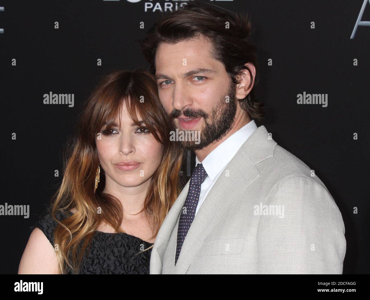 Tara Elders und Michiel Huisman besuchen am 19. April 2015 die Premiere von Lionsgates "The Age of Adaline" auf dem AMC Loews Lincoln Square in New York City. Foto: Henry McGee/MediaPunch Stockfoto