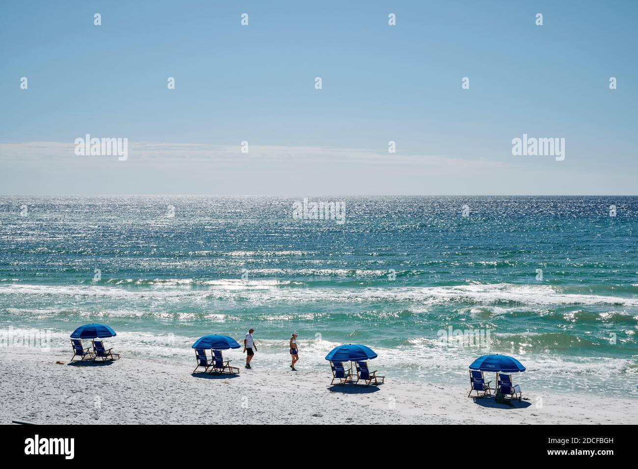 Zwei Personen zu Fuß auf dem weißen Sandstrand und die Strände der Florida Panhandle, Golf von Mexiko, in Seaside Florida, USA. Stockfoto