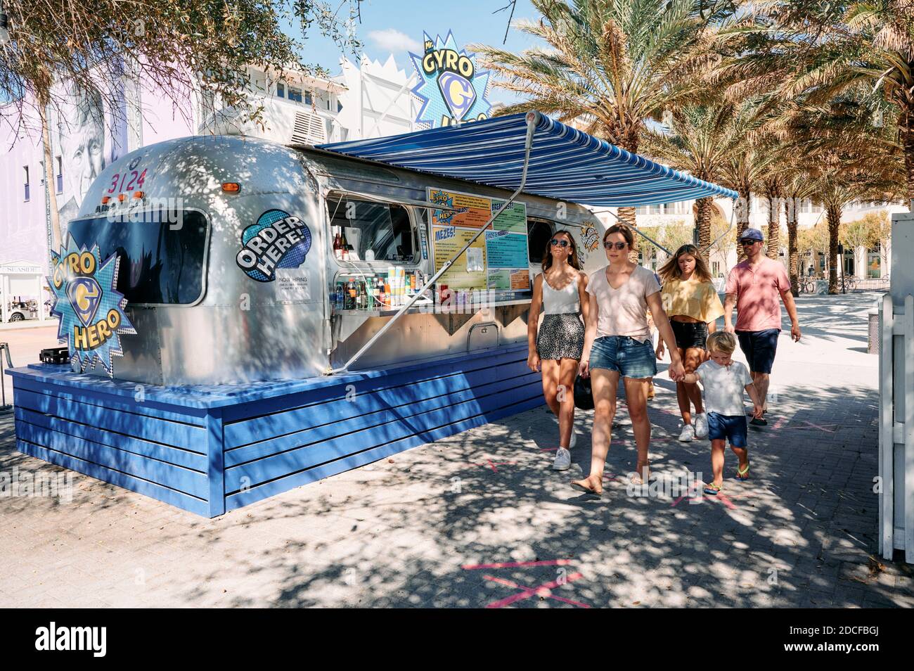 Essen Lkw oder Anhänger auf dem Gehweg für ungezwungene Mahlzeiten im Freien in Seaside in Florida, USA, eine beliebte Touristenattraktion geparkt. Stockfoto