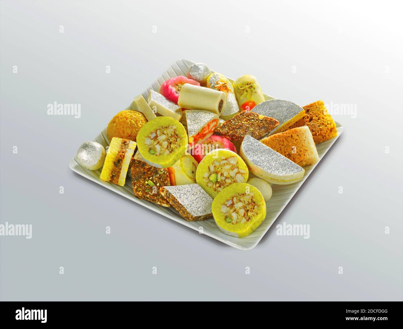 Indische Süßigkeiten auf einem Teller gehören Gulab Jamun, Rasgulla, kaju katli, morichoor / Bundi Laddu, Gujiya oder Karanji für diwali Feier I, Mix Mithai, Stockfoto