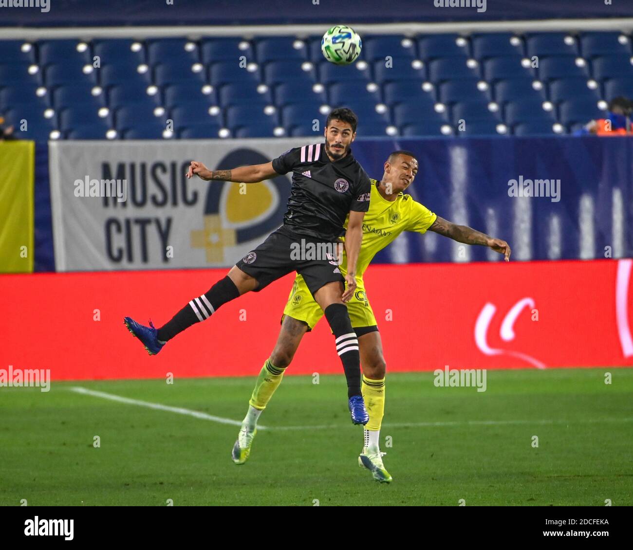 Nashville, TN, USA. November 2020. Inter Miami Verteidiger, Nicolas Figal (5), und Nashville Stürmer, Jhonder Cadiz (99), gehen für den Ball während der MLS Eastern Conference Play im Spiel zwischen Inter Miami CF und Nashville SC im Nissan Stadium in Nashville, TN. Kevin Langley/CSM/Alamy Live News Stockfoto