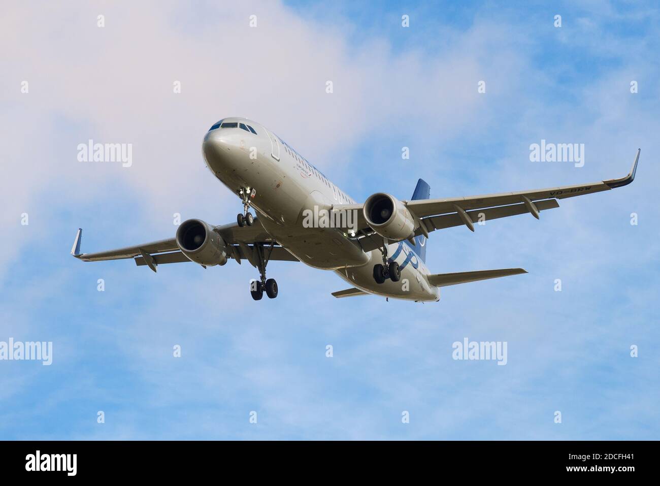 SANKT PETERSBURG, RUSSLAND - 28. OKTOBER 2020: Airbus A321-214 (VQ-BRW) der Aeroflot-Fluggesellschaften auf der Gleitbahn. Stockfoto