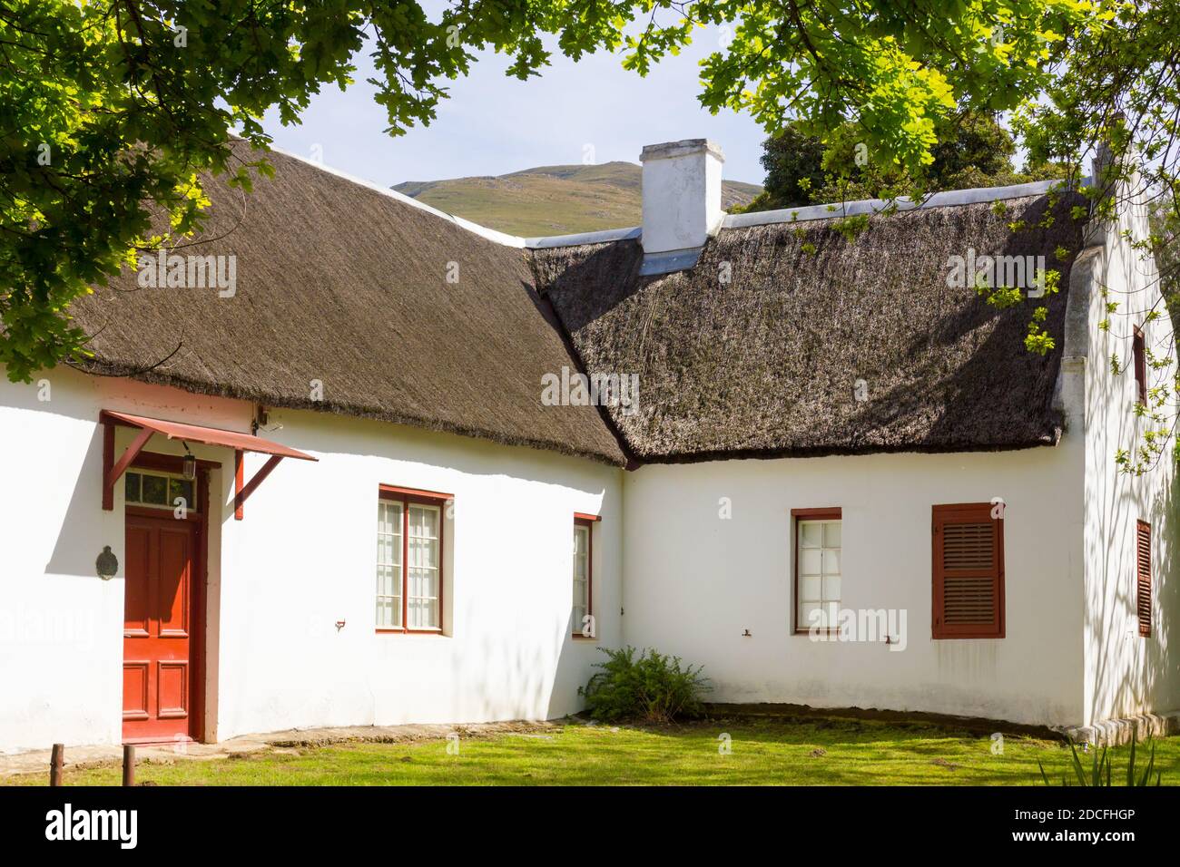 Cape Dutch Stil Ferienhaus mit Strohdach in Genadendal, Südafrika Stockfoto
