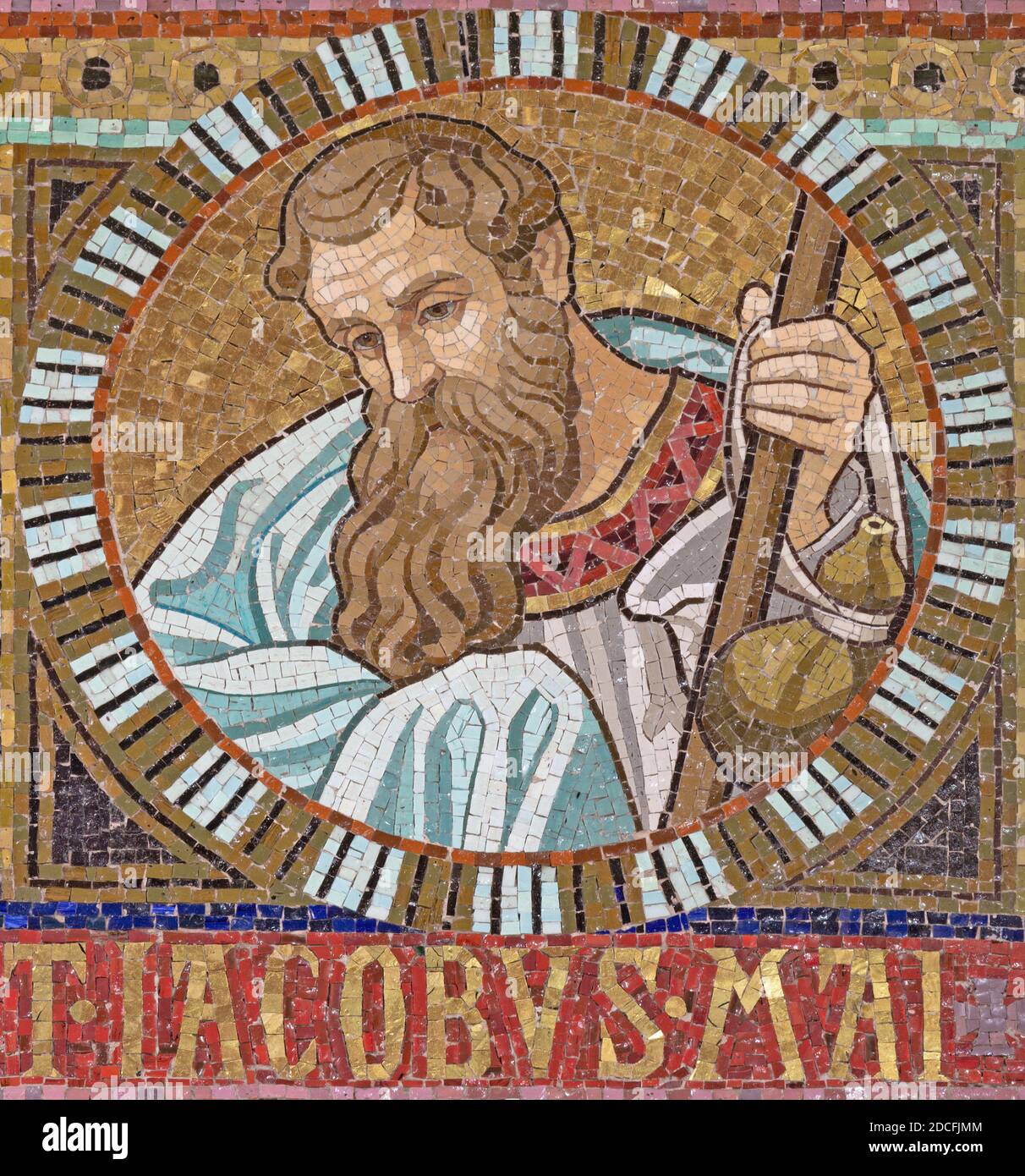 WIEN, AUSTIRA - 22. OKTOBER 2020:das Detail von Apostel Jakobus dem Größeren aus dem Mosaik der Unbefleckten Empfängnis in der Pfarrkirche Kaisermühlen Stockfoto