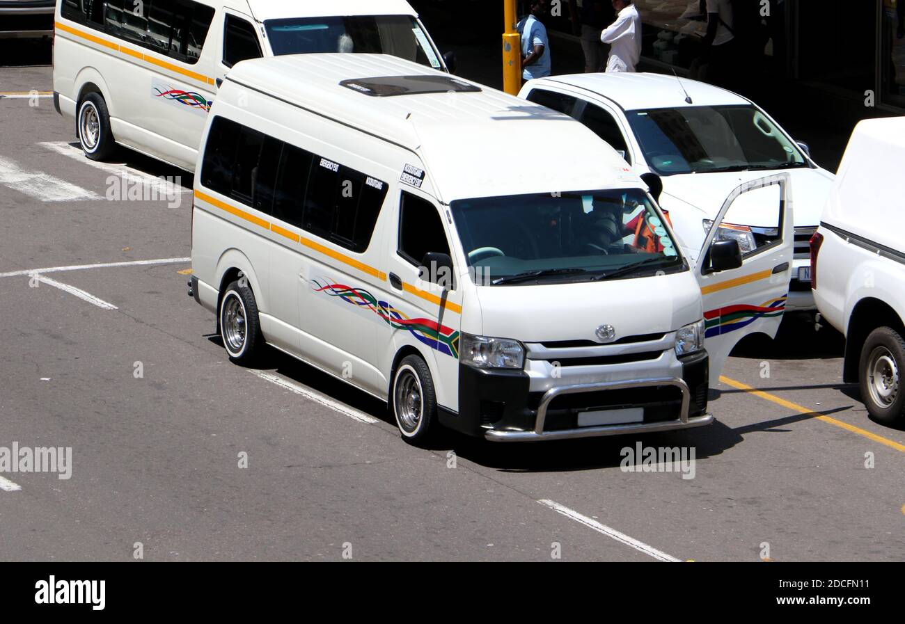 südafrikanisches Taxi Taxi doppelt geparkt auf der Stadtstraße Stockfoto