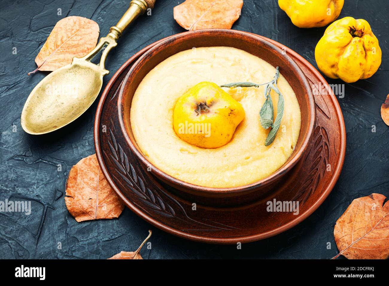 Quitten-Püree oder Sahnesuppe.Herbstsuppe mit Früchten Stockfoto