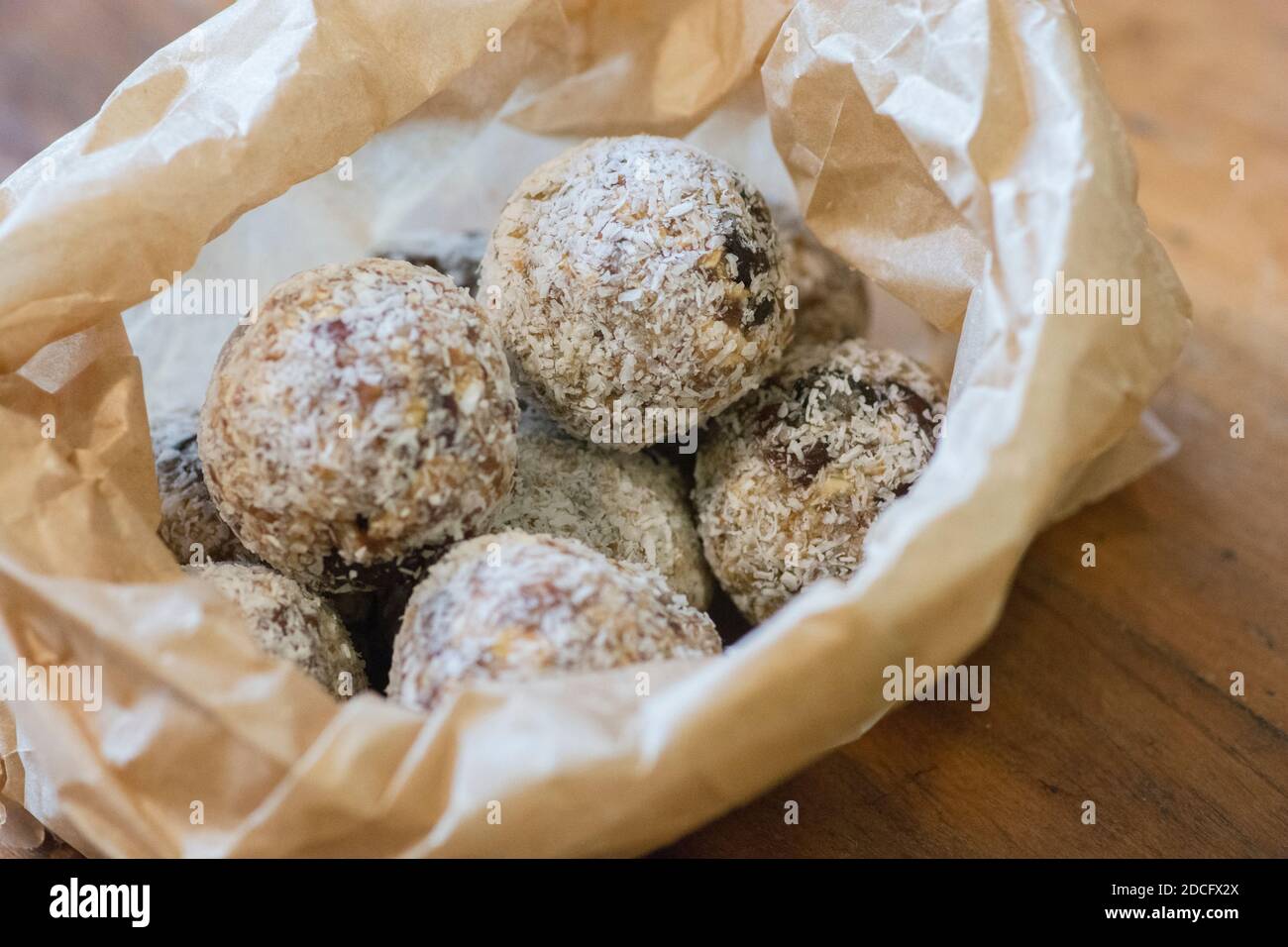 Date Energy Bites, eine gesunde vegane rohe süße Kugeln mit Datteln, Nüssen und Kokospulver Stockfoto