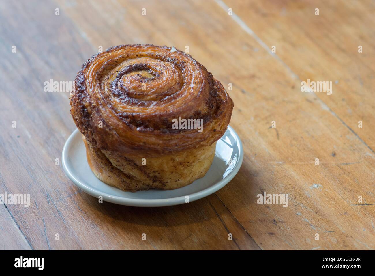 Draufsicht auf einen Zimtrollen-Muffin, serviert auf einem Teller Stockfoto