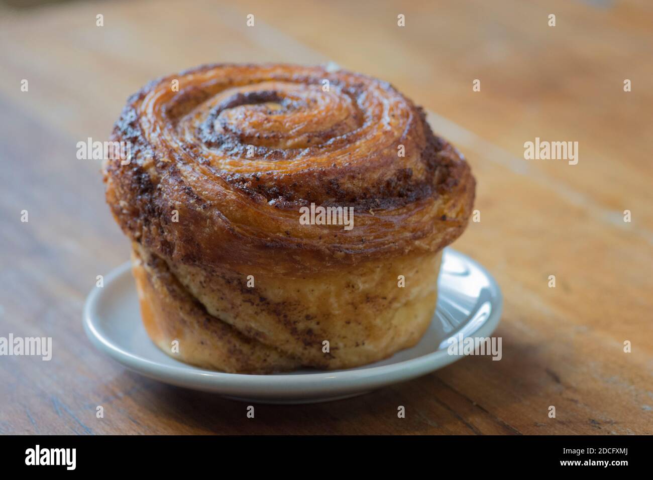 Draufsicht auf einen Zimtrollen-Muffin, serviert auf einem Teller Stockfoto