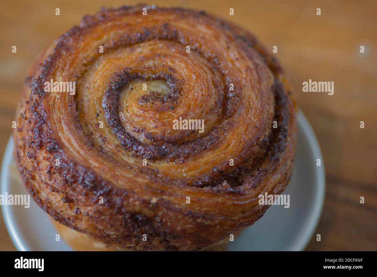 Nahaufnahme eines Zimtbrötchen Muffins, serviert auf einem Teller Stockfoto