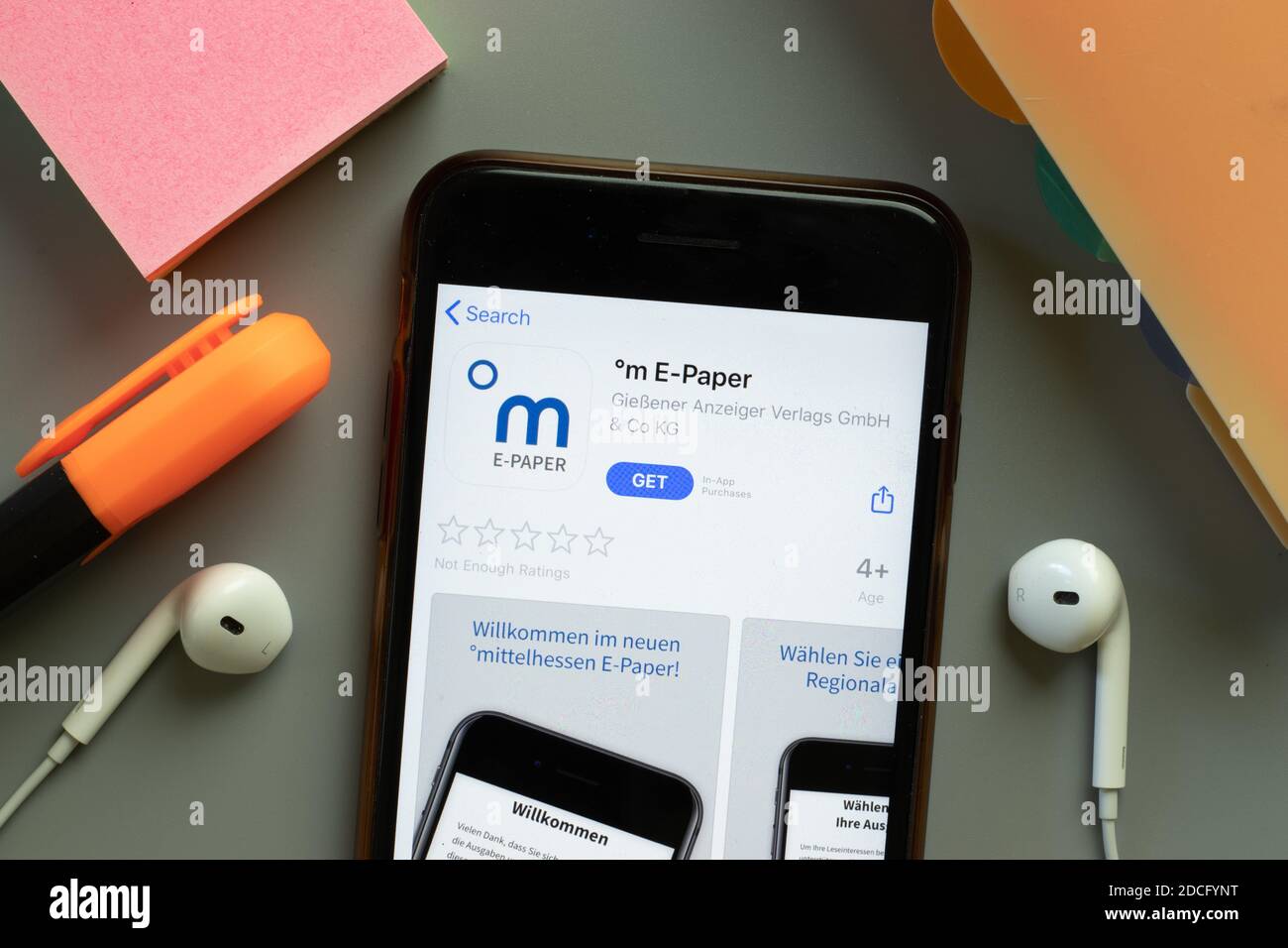 New York, USA - 7. November 2020: M E-Paper App Store Logo auf dem Telefonbildschirm, illustrative Editorial. Stockfoto