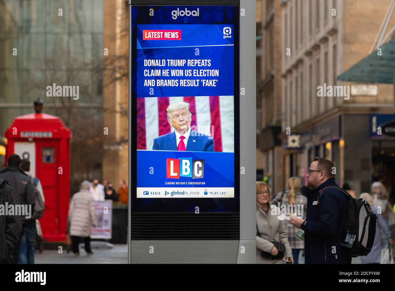 Donald Trump wiederholt behaupten, er gewann uns Wahl und Marken Ergebnis gefälscht - LBC-Überschrift auf Streethub Werbung digitalen Bildschirm - Glasgow, Schottland, Großbritannien Stockfoto