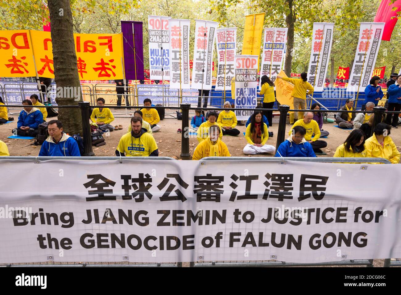 Menschenrechtsprotestierung von Falun Gong zur Hervorhebung der Menschenrechtsprobleme Chinas am ersten Tag des Staatsbesuchs des chinesischen Präsidenten Xi Jinping in Großbritannien. The Mall, Saint Jame's Park, Westminster, London, Großbritannien. 20. Oktober 2015 Stockfoto
