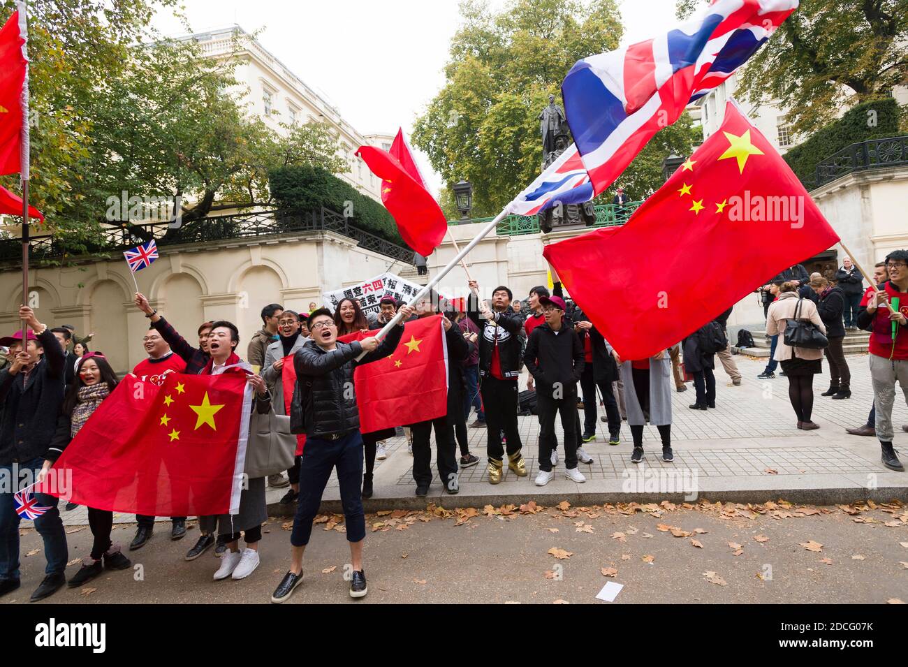Anhänger Chinas begrüßen den chinesischen Präsidenten Xi Jinping am ersten Tag seines Staatsbesuchs in Großbritannien. The Mall, Saint Jame's Park, Westminster, London, Großbritannien. 20. Oktober 2015 Stockfoto