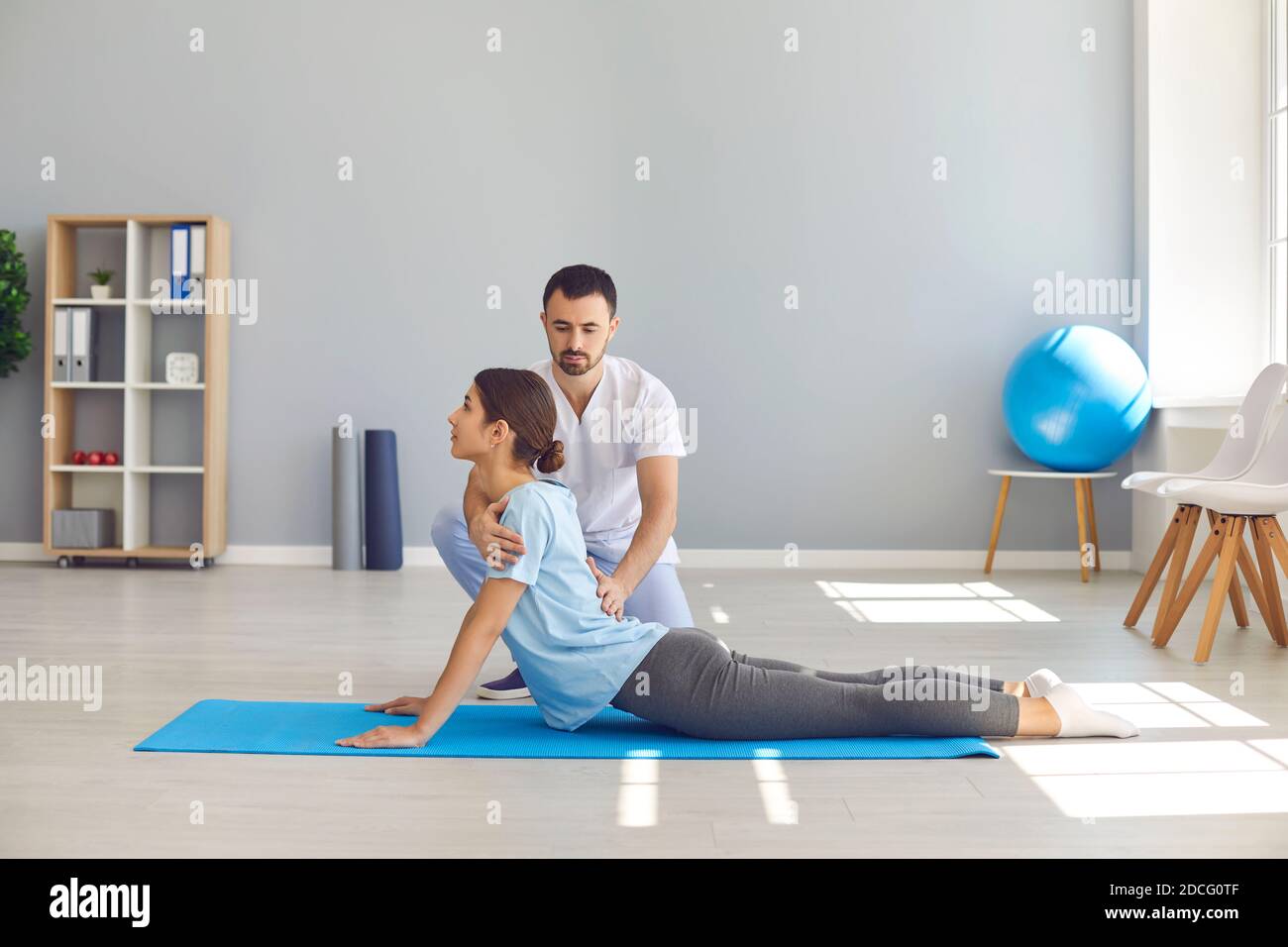 Frau tun Übung, um wieder Flexibilität während der Physiotherapie nach Sportverletzung Stockfoto
