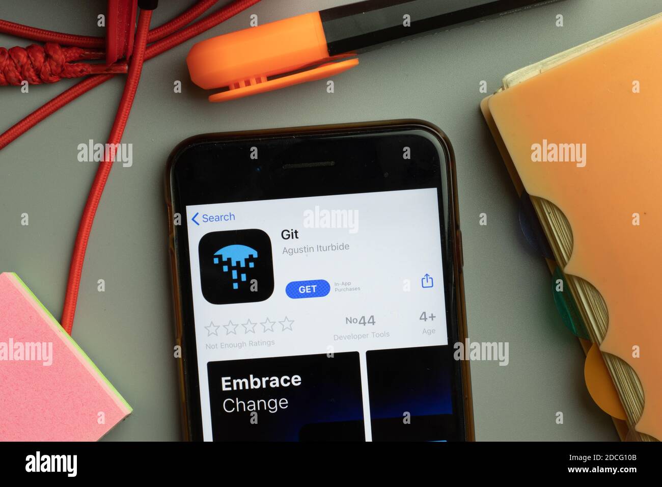New York, USA - 7. November 2020: Git App Store Logo auf dem Telefonbildschirm, illustrative Editorial. Stockfoto