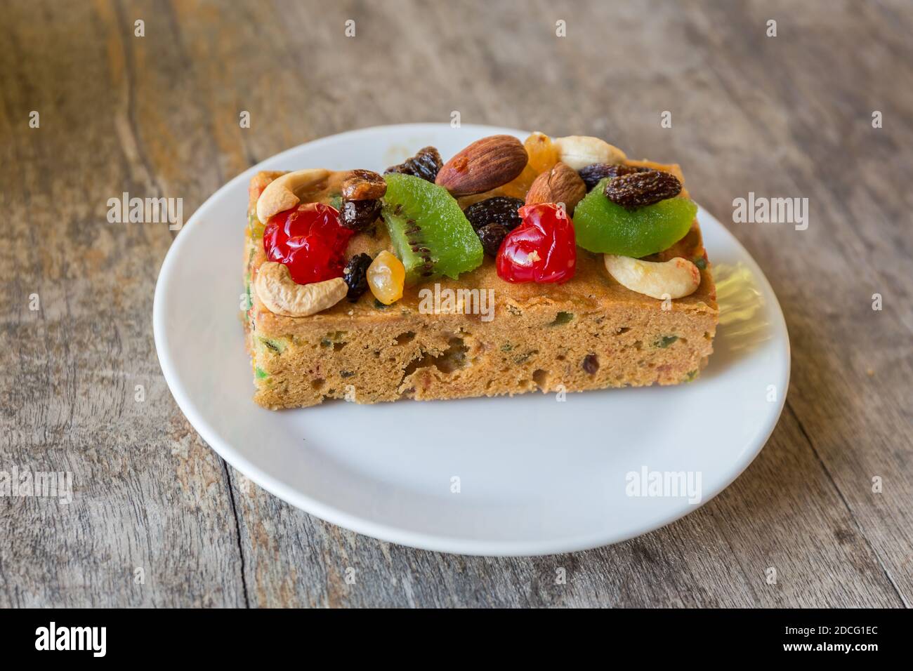 Der oberste Obstkuchen aus dem Weiß auf dem platziert Holztisch Stockfoto