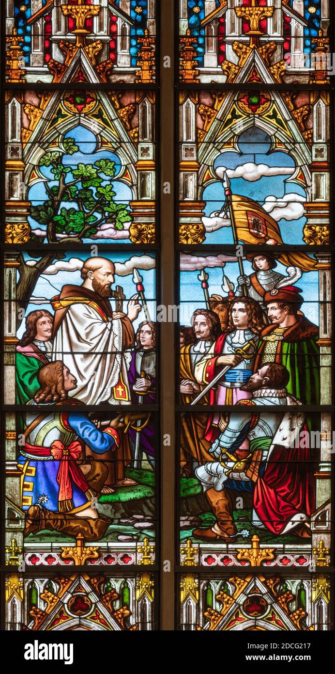 WIEN, AUSTIRA - 22. OKTOBER 2020: Der päpstliche Legat, der die Benediktionen an christliche Adlige auf der Glasmalerei in der Laurentiuskirche gibt. Stockfoto