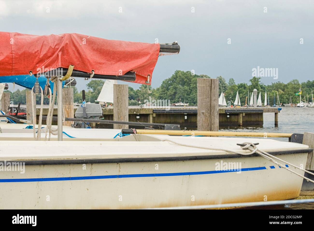 Angedocktes Segelschiff im Hafen Stockfoto