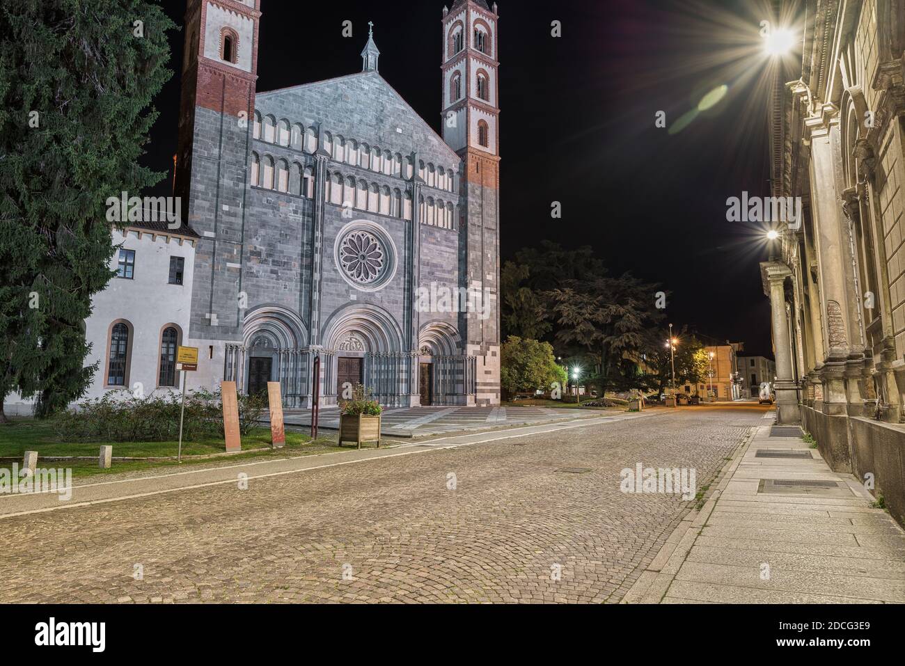 Wunderschöne Abtei bei Nacht. Vercelli, Italien. Etappe der Via Francigena Stockfoto