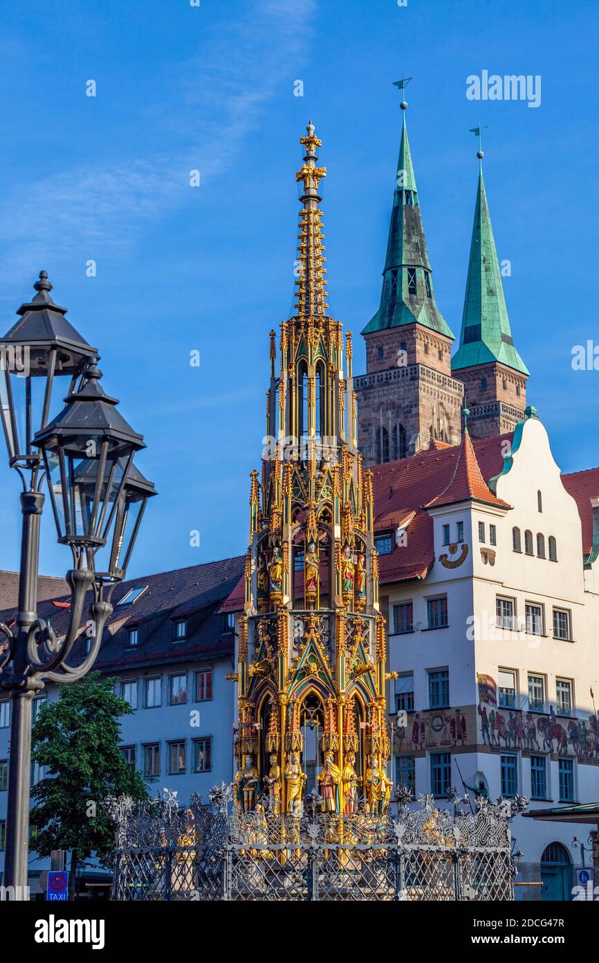Schöner Brunnen Brunnen auf dem Marktplatz mit St. Sebaldus Kirche im Hintergrund, Nürnberg, Bayern, Deutschland, Europa Stockfoto